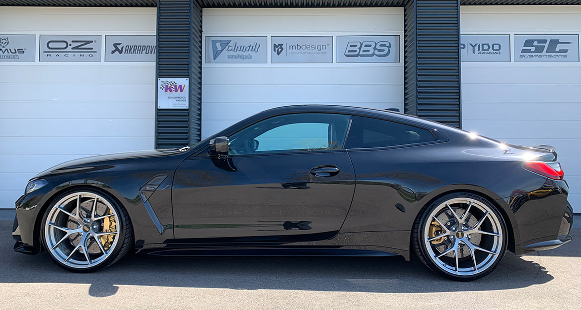 An additional lowering of 20 to 35 millimeters at the front axle and 15 to 30 millimeters at the rear axle of the BMW M4 Coupé (G82) is possible thanks to the KW coilover Variant 4.