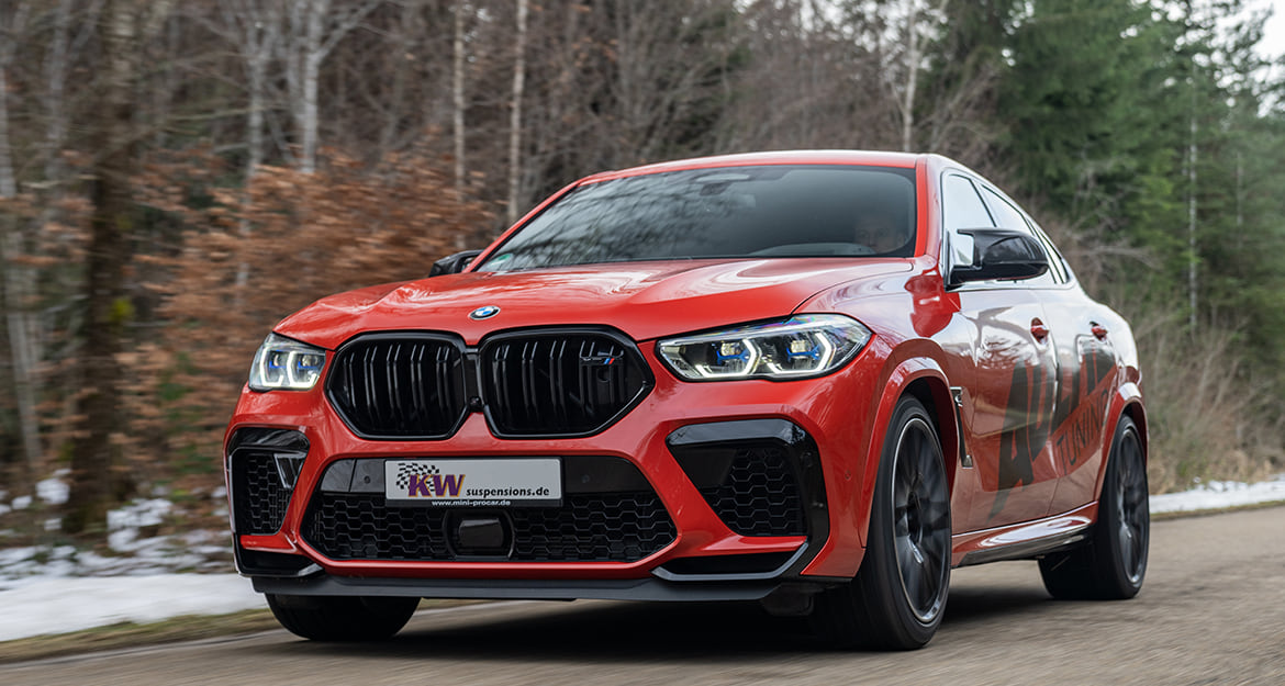 The dampers give the two SUVs a high degree of stability in corners even at high speeds. The tendency to roll, which is typical of SUVs and greater than in other cars, is also significantly reduced by the KW suspension.
