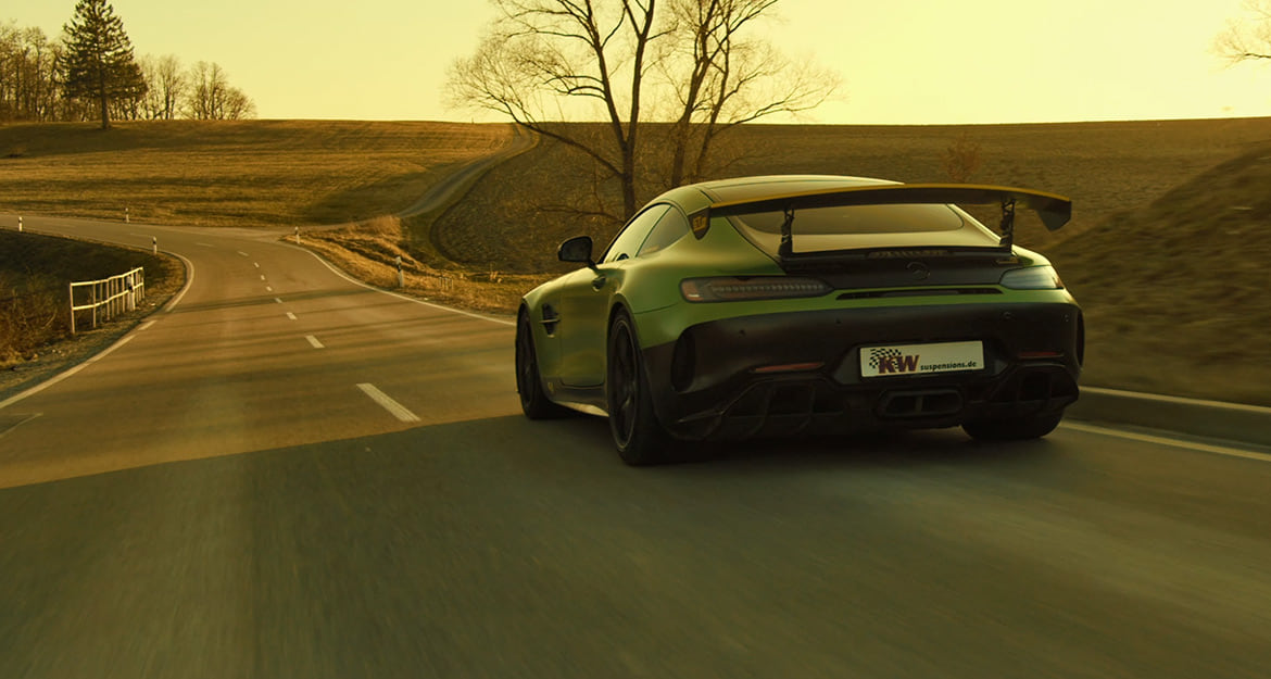 The continuously adjustable lowering is between 10 - 25 millimeters at the front and drive axles of the Mercedes-AMG GT R.