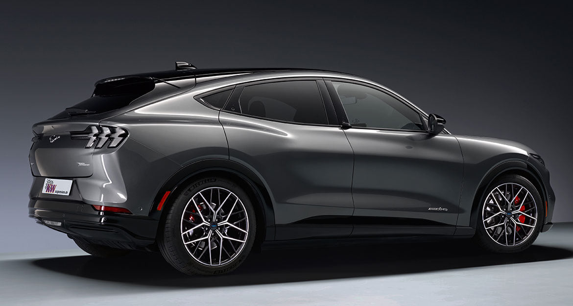 The included parts certificate allows a continuous lowering of 24 to 45 millimeters at the front axle and 20 to 40 millimeters at the rear axle