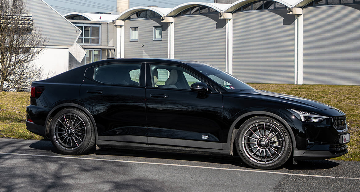 For the Polestar 2 with all-wheel drive, the KW V3 coilover suspension enables continuous lowering of 25 to 45 millimeters. This gives Geely’s electric car a much better look.