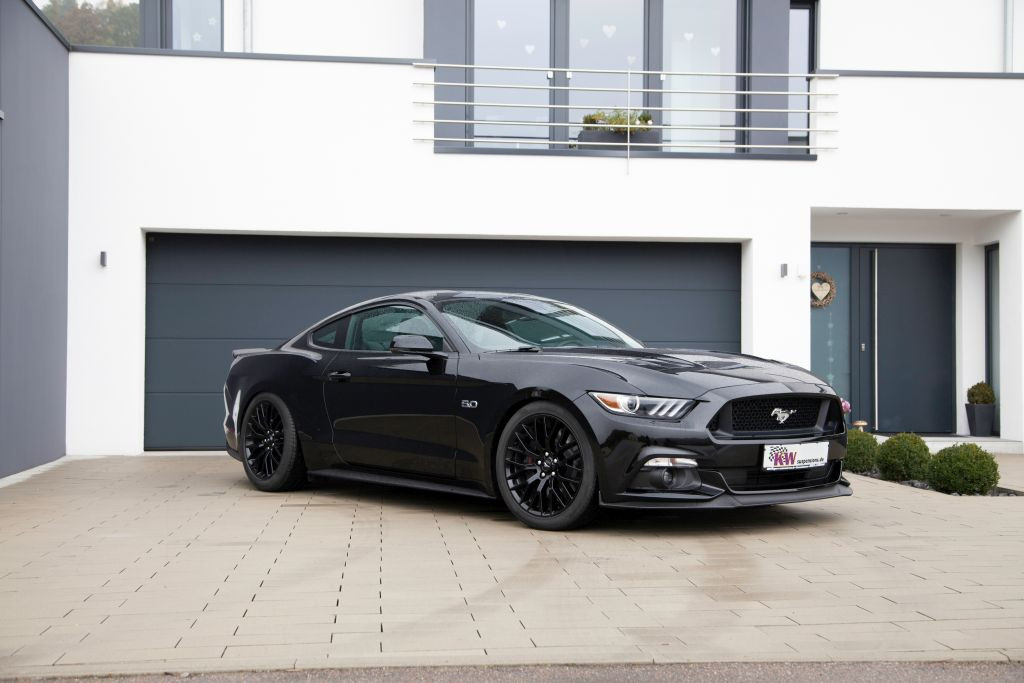 Our suspension allows a maximum lowering of up to 50 mm at the front axle and up to 40 mm at the drive axle of the Ford Mustang (LAE)  class=