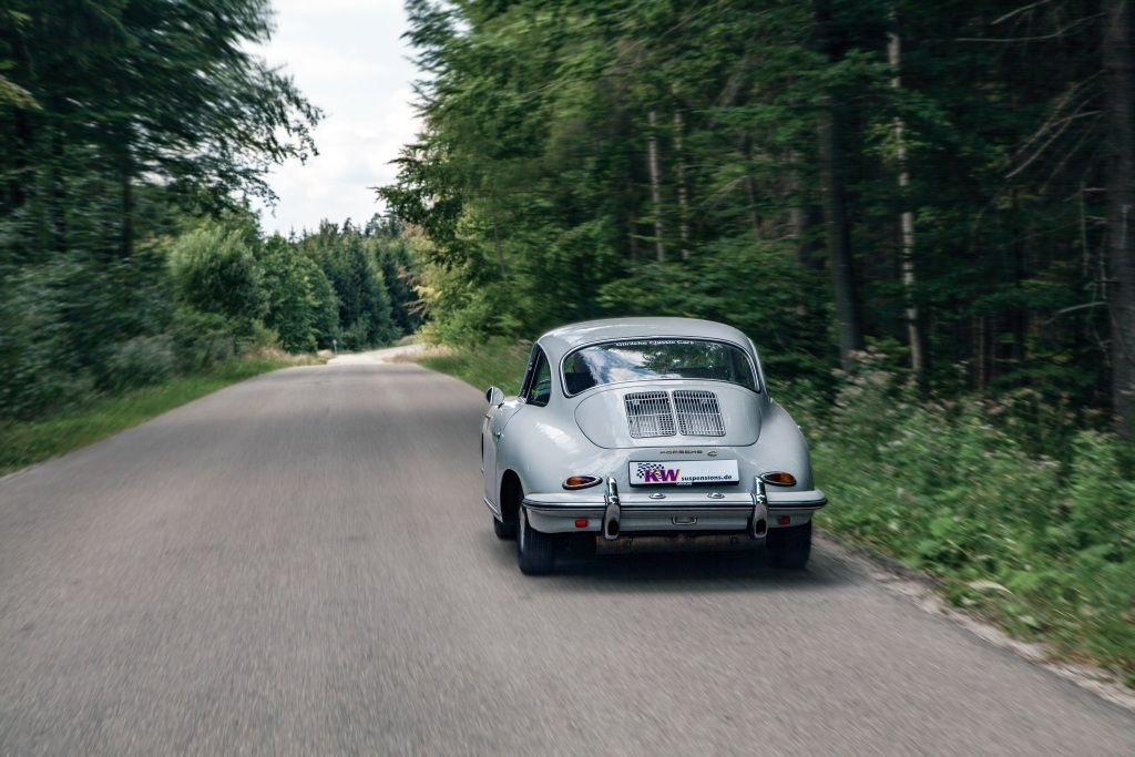 The new V2 dampers for the air-cooled Porsche classic are perfectly suitable for the use of current tires with modern carcass structure and tire compounds.